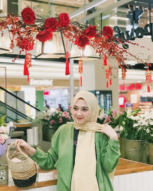 Zahra Jasmine, mantan DJ cantik ini memutuskan hijrah meninggalkan semua dunia gemerlap yang pernah dijalaninya. Zahra Jasmine yang dulunya seorang DJ kini sudah mantap untuk berhijab. Sebelumnya kehidupan gemerlap sebagai seorang disk jockey (DJ) dijalani Zahra selama tiga tahun. Dunia malam pun menjadi tidak asing dalam hidupnya. Sebelum beraksi menjadi DJ, minuman keras jadi syarat agar ia bisa tampil di depan umum dengan percaya diri. Foto: Instagram @zahra_jasmine.