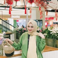 Zahra Jasmine, mantan DJ cantik ini memutuskan hijrah meninggalkan semua dunia gemerlap yang pernah dijalaninya. Zahra Jasmine yang dulunya seorang DJ kini sudah mantap untuk berhijab. Sebelumnya kehidupan gemerlap sebagai seorang disk jockey (DJ) dijalani Zahra selama tiga tahun. Dunia malam pun menjadi tidak asing dalam hidupnya. Sebelum beraksi menjadi DJ, minuman keras jadi syarat agar ia bisa tampil di depan umum dengan percaya diri. Foto: Instagram @zahra_jasmine.