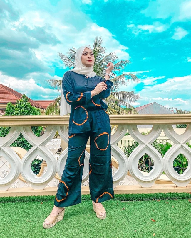 Calon istri komedian Sule, Nathalie Holschermenjadi perbincangan warganet setelah memutuskan menjadi mualaf dan berhijab. Nathalie Holscher memutuskan untuk menjadi mualaf pada 22 September 2020.  Wanita yang lahir pada 14 Desember 1992 ini pertama kali berkarier di dunia hiburan sebagai model dan penyanyi. Ia pernah tergabung di grup duo bernama beberapa musisi ternama tanah air. Setelah menjajal dunia tarik suara, ia pun mencoba menjadi DJ. Foto: Instagram @nathalieholscher.