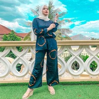 Calon istri komedian Sule, Nathalie Holschermenjadi perbincangan warganet setelah memutuskan menjadi mualaf dan berhijab. Nathalie Holscher memutuskan untuk menjadi mualaf pada 22 September 2020.  Wanita yang lahir pada 14 Desember 1992 ini pertama kali berkarier di dunia hiburan sebagai model dan penyanyi. Ia pernah tergabung di grup duo bernama beberapa musisi ternama tanah air. Setelah menjajal dunia tarik suara, ia pun mencoba menjadi DJ. Foto: Instagram @nathalieholscher.