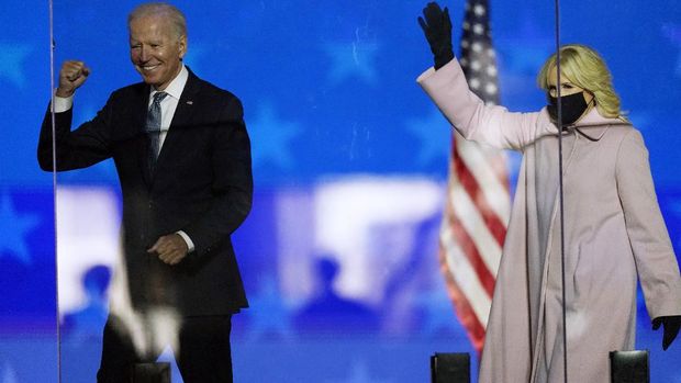 Democratic presidential candidate former Vice President Joe Biden and his wife Jill Biden wave to supporters, Tuesday, Nov. 3, 2020, in Wilmington, Del. (AP Photo/Andrew Harnik)