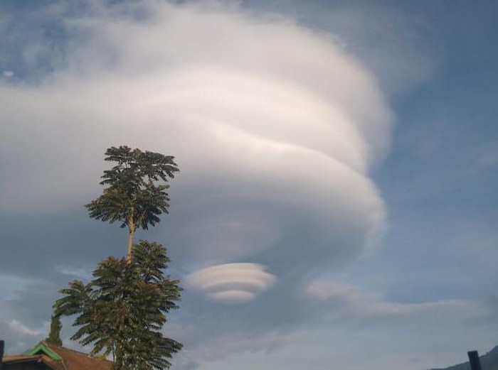 Fenomena topi awan di sekitar Gunung Merbabu. Foto diambil dari Dukuh Pentongan, Desa Samiran, Kecamatan Selo, Boyolali, Kamis (5/11/2020).
