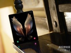 Dear Sultan, Ini HP Layar Lipat Mewah Samsung Harga Rp 43 Juta