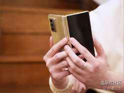 Dear Sultan, Ini HP Layar Lipat Mewah Samsung Harga Rp 43 Juta