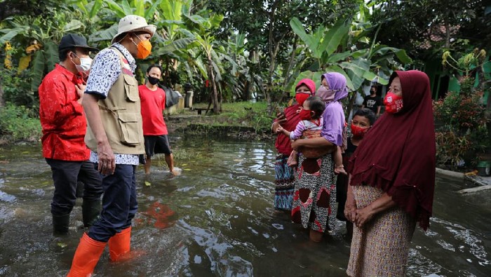 Gubernur Jateng Ganjar Pranowo kunjungi dusun terisolir di Banyumas gegara banjir. Foto diambil Selasa (3/11/2020).
