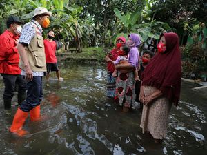 Cerita Ganjar Datangi Dusun di Banyumas yang Terisolir Gegara Banjir