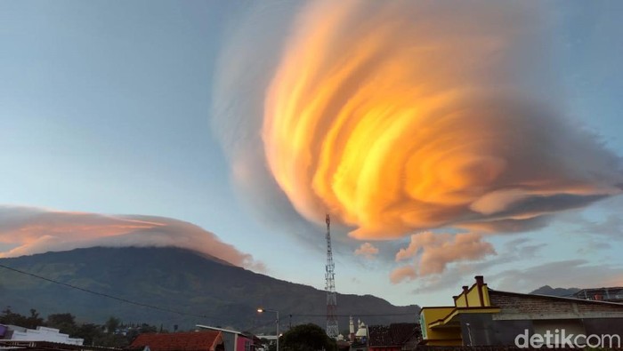 Warga Mojokerto dibuat takjub oleh keindahan awan lentikularis di atas Gunung Welirang dan Anjasmoro, Kecamatan Pacet, Kamis (5/11/2020). Gunung tersebut seperti memakai topi.