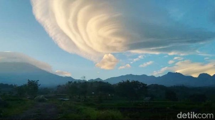 Warga Mojokerto dibuat takjub oleh keindahan awan lentikularis di atas Gunung Welirang dan Anjasmoro, Kecamatan Pacet, Kamis (5/11/2020). Gunung tersebut seperti memakai topi.