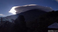Fenomena gunung bertopi awan itu terjadi pagi tadi.