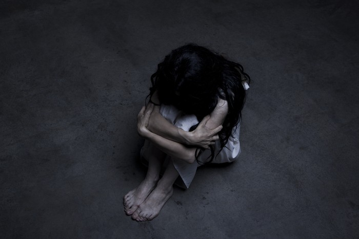 Ilustrasi bunuh diri Lonely girl sitting on the floor