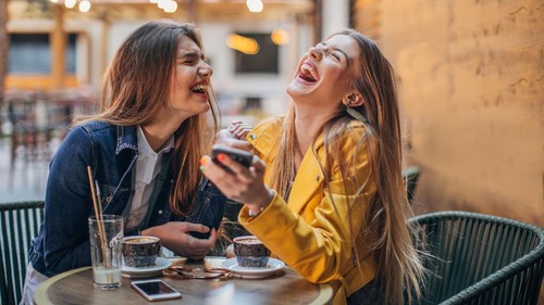 Girlfriends using Smartphone in Coffeeshop