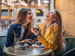 Kenapa Kalau Orang Ketawa Kita Ikutan Ketawa?