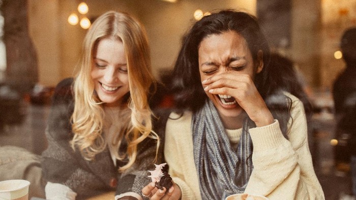 Girlfriends using Smartphone in Coffeeshop