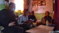 Akbar menambahkan, saat foto tersebut diambil, sore hari dia sedang berteduh menunggu hujan reda. 