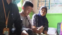 Sembari menunggu, dia membaca Al-Quran. Kegiatan yang diakuinya sehari-hari dilakukan di jalanan.