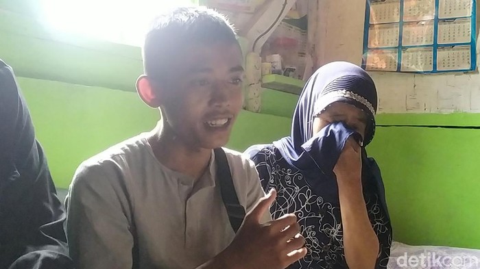 Belakangan ini warganet dibuat terenyuh oleh sebuah foto yang memuat aksi seorang pemulung sedang membaca Al-Qur'an di trotoar.