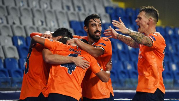 istanbul basaksehir edin visca liga champions istanbul basaksehir vs manchester united liga champions 2020/2021 ISTANBUL, TURKEY - NOVEMBER 04: Edin Visca of Istanbul Basaksehir celebrates with Danijel Aleksic of Istanbul Basaksehir and Rafael of Istanbul Basaksehir after scoring his sides second goal during the UEFA Champions League Group H stage match between Istanbul Basaksehir and Manchester United at Basaksehir Fatih Terim Stadyumu on November 04, 2020 in Istanbul, Turkey. Sporting stadiums around Turkey remain under strict restrictions due to the Coronavirus Pandemic as Government social distancing laws prohibit fans inside venues resulting in games being played behind closed doors. (Photo by Burak Kara/Getty Images)