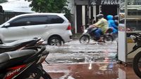 Diguyur Hujan Deras, Jalan Di Medan Tergenang Banjir