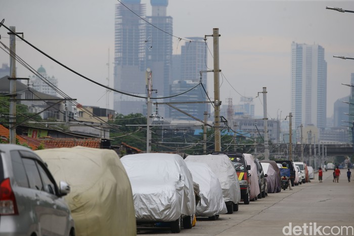 Sejumlah mobil terparkir di jalan inspeksi Kanal Banjir Barat (KBB) kawasan Roxy, Jakarta, Kamis (5/11/2020).