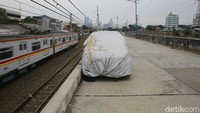 Jalan inspeksi ini dipakai oleh warga untuk memarkirkan kendaraan pribadi mereka. 