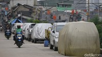 Sejumlah mobil tersebut terparkir paralel hingga mengular.