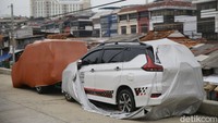 Jalan menjadi menyempit imbas kendaraan yang terparkir.