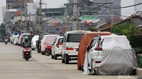 Begini penampakan sejumlah mobil yang terparkir di sepanjang jalan inspeksi Kanal Banjir Barat (KBB).