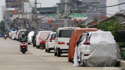 Jalan Inspeksi Kanal Banjir Barat Kini Jadi Parkiran Umum