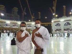 Jemaah Umroh Indonesia Tawaf Perdana, Menangis Bahagia
