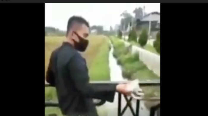 Kacau! Oknum Diduga Brimob Ini Kedapatan Lempar Kucing ke Parit
