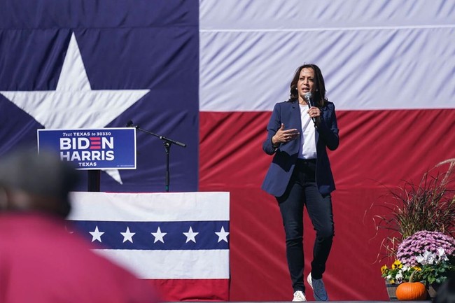 Kamala Harris adalah pecinta sneakers. Bahkan, sneakers menjadi sepatu andalan calon wakil presiden sekaligus pendamping Joe Biden ini sepanjang kampanye.  Dalam beberapa kegiatan kampanye, Kamala Harris terlihat mengenakan sneakers Chuck Taylor, salah satu seri klasik dari Converse. Foto: instagram @kamalaharris