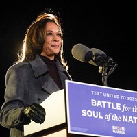 Kamala Harris menjadi wanita kulit hitam pertama yang ikut dalam Pilpres AS. Ia dinilai dapat menarik pemilih wanita, khususnya mereka yang ada di pinggiran Amerika Serikat dan telah menjauh dari Donald Trump. Ia juga dikenal sebagai pendukung gerakan ant-rasisme. Foto: instagram/ kamalaharris
