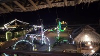 Suara debur ombak dan kelap-kelip lampu perahu nelayan di laut membuat wisatawan kerasan berlama-lama di kawasan ini (Faizal Amiruddin/detikTravel)
