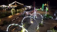 Meski belakangan ini tingkat kunjungan wisatawan ke pantai Pangandaran cenderung menurun, tapi para pelaku usaha wisata terus melakukan penataan dan mempercantik kawasan pesisir pantai. Seperti yang dilakukan oleh para pengelola restoran dan cafe di kawasan Kampung Turis Pamugaran Pangandaran (Faizal Amiruddin/detikTravel)