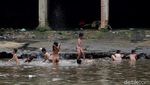 Kegirangan di Water Park Kanal Banjir Barat