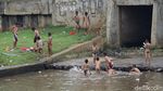 Kegirangan di Water Park Kanal Banjir Barat