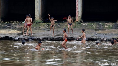Kegirangan di Water Park Kanal Banjir Barat