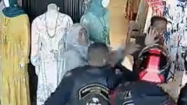 Kisah berani emak-emak atau amak-amak melerai pengeroyokan 2 prajurit TNI oleh anggota klub moge Harley di Bukttinggi