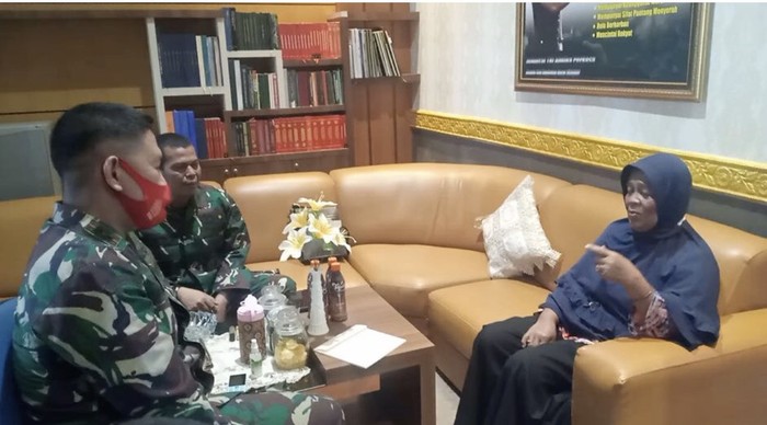 Kisah berani emak-emak atau amak-amak melerai pengeroyokan 2 prajurit TNI oleh anggota klub moge Harley di Bukttinggi