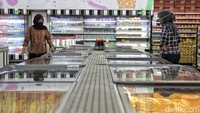 Warga berbelanja di kawasan pusat perbelanjaan Transmart ITC Cempaka Mas, Jakarta, Kamis (5/11).