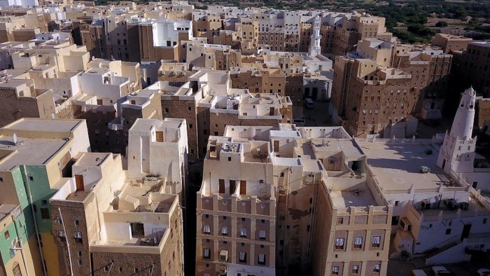 An aerial picture taken on October 17, 2020, shows a view of Shibam City in Yemens central Hadramawt governorate. - Against the backdrop of what resembles the Grand Canyon stands Yemens ancient city of Shibam, the Manhattan of the desert that has largely been spared by war but remains at the mercy of natural disasters. (Photo by - / AFP)