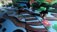 Siswa mengisi kegiatan libur sekolah akibat pandemi COVID-19 dengan menggambar mural.