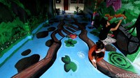 Pelajar menggambar mural di lingkungan sekolah SMP Negeri 24 Solo, Jawa Tengah, Kamis (5/11/2020). 