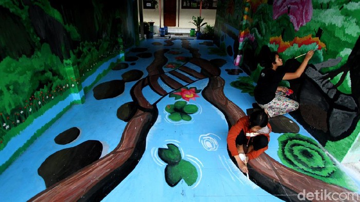 Kreativitas Mural Siswa SMP di Solo Ini Keren Banget Sejumlah siswa SMP Negeri 24 Solo, Jawa Tengah, mengisi libur sekolah akibat pendemi dengan mengias sekolah lewat teknik mural. Penasaran?