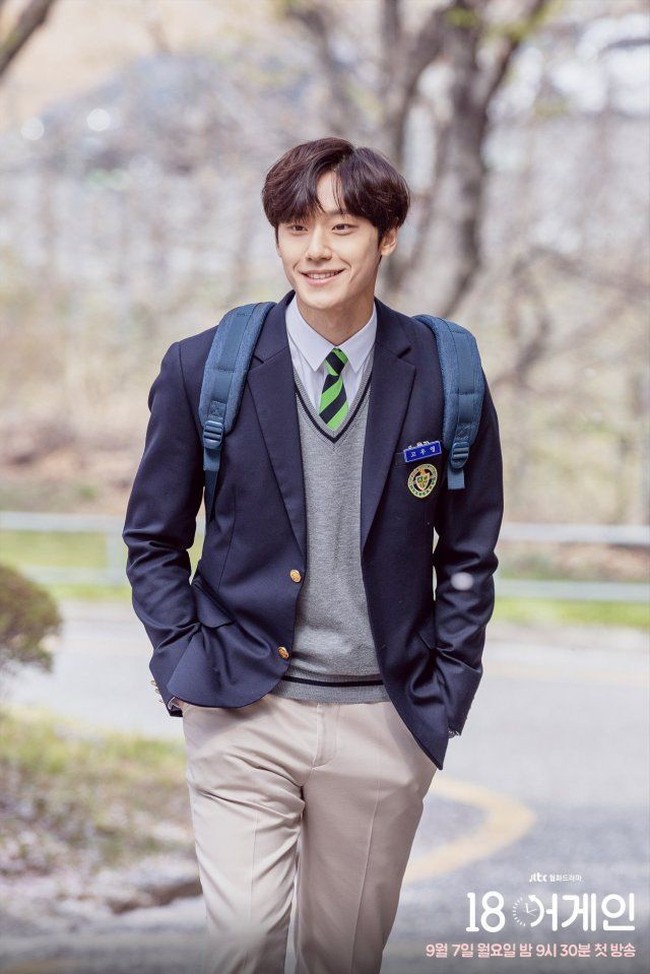 Nama Lee Do Hyun melambung sejak beradu akting dengan IU di drama Korea Hotel Del Luna. Aktor Korea ini lalu menjadi pemeran utama drakor 18 Again dan Sweet Home. Ia memulai debut akting pada 2017 lewat drakor Prison Playbook.  Foto: Dok. Instagram