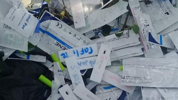 Limbah medis diduga bekas tes COVID-19 dibuang di pinggir jalan di Bekasi