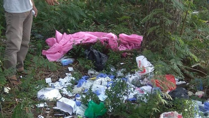 Limbah medis diduga bekas tes COVID-19 dibuang di pinggir jalan di Bekasi