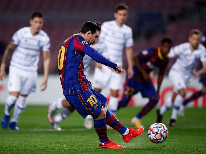 BARCELONA, SPAIN - NOVEMBER 04: Lionel Messi of Barcelona scores his sides first goal from the penalty spot during the UEFA Champions League Group G stage match between FC Barcelona and Dynamo Kyiv at Camp Nou on November 04, 2020 in Barcelona, Spain. Sporting stadiums around Spain remain under strict restrictions due to the Coronavirus Pandemic as Government social distancing laws prohibit fans inside venues resulting in games being played behind closed doors. (Photo by Eric Alonso/Getty Images)