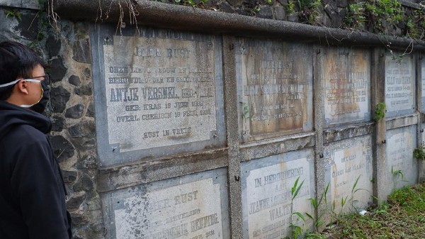 Ada juga makam laci. Disebut makam laci karena bentuknya menyerupai laci dan tempat pemakamannya yang bisa ditarik keluar. Di pemakanan Pandu ada 2 kompleks Makam Laci yang terpisah. Masing-masing memiliki 52 kolom laci terbagi dalam barisan memanjang dan bertingkat dua. (Siti Fatimah/detikcom)
