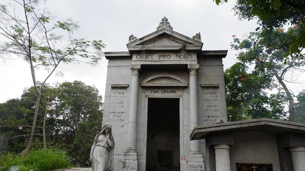 Selain itu, ada pula makam Ursone. Khusus di tempat makam yang bernama Mausoleum Ursone sering dijadikan tempat foto prewedding karena bentuknya yang unik dengan dua patung perempuan menggunakan pakaian khas Yunani. (Siti Fatimah/detikcom)